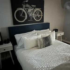 Apartment Morris Park Area, New York